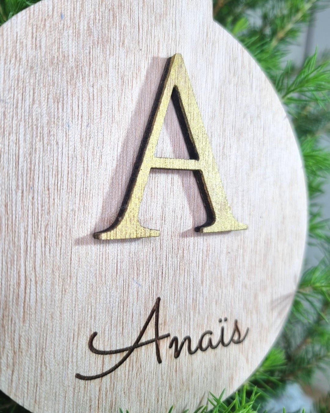 boule-de-noel-personnalisee-en-bois-dessin-prénom-initial-3d-couleurs